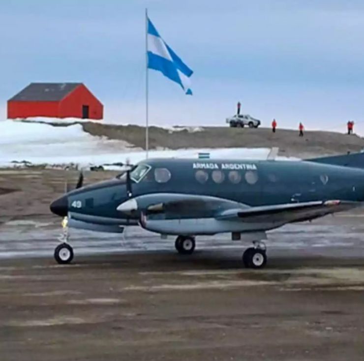 La Armada Argentina vuelve a la Antártida con un vuelo histórico