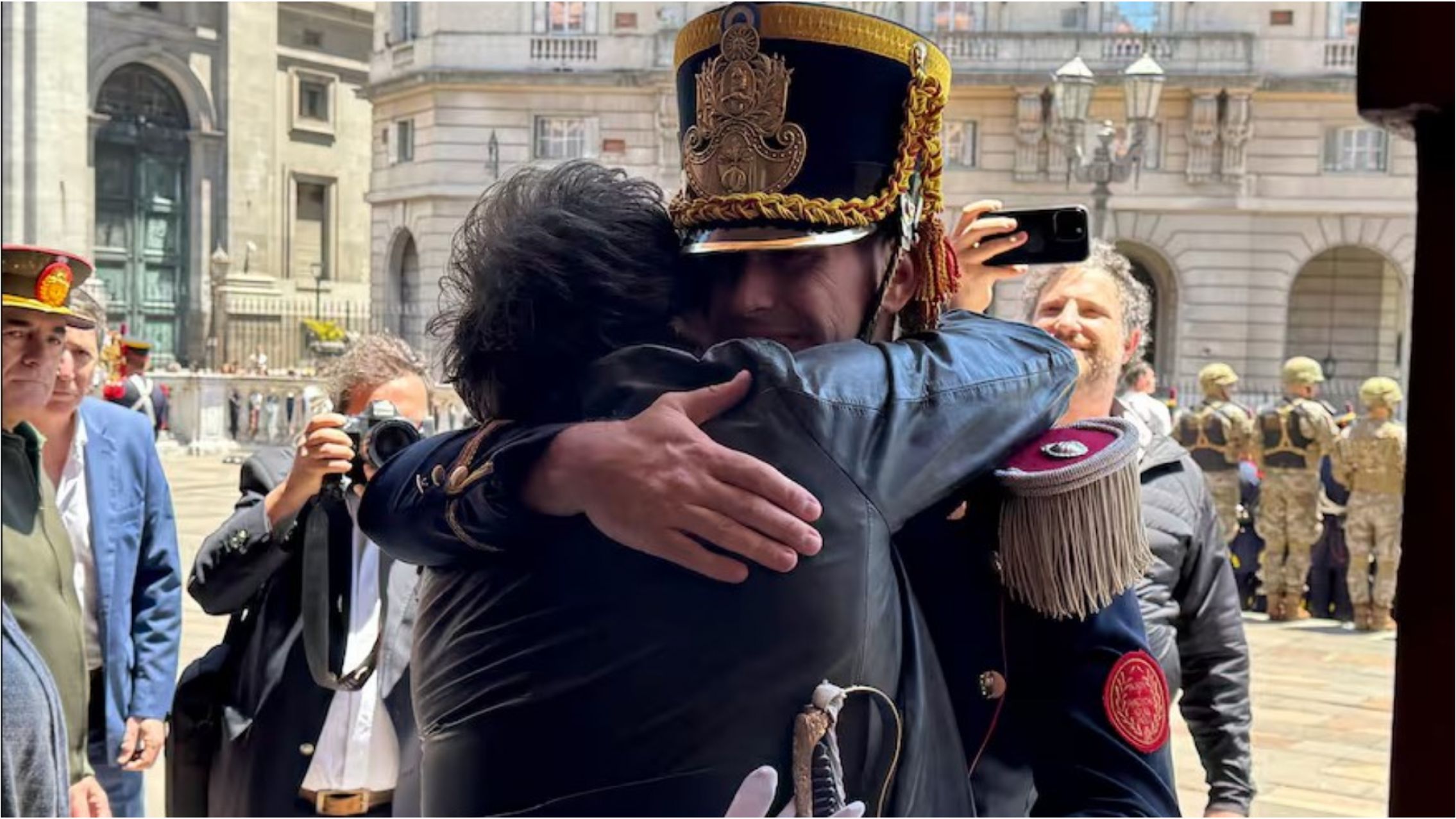 Totalmente emocionado: el conmovedor encuentro de Milei con los granaderos