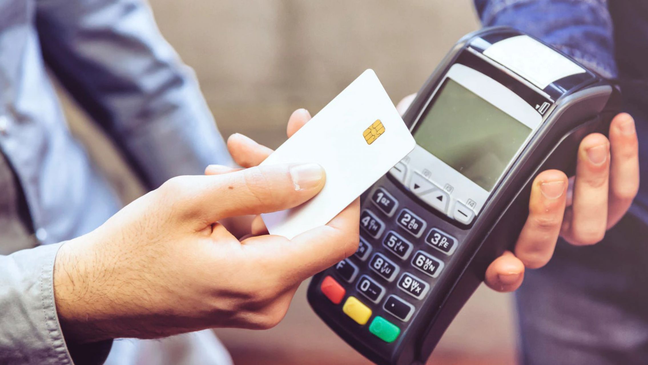 El Banco Central habilitó los pagos en dólares con tarjeta de débito