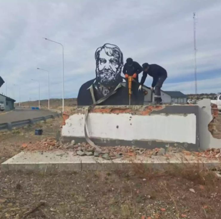 El Gobierno demolió el monumento al militante de izquierda Osvaldo Bayer