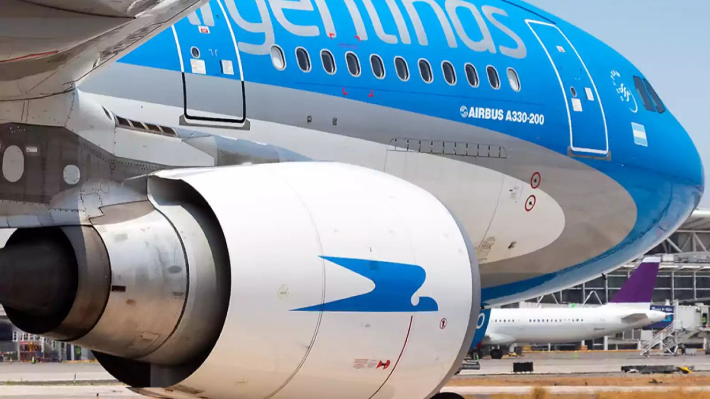 Más motosierra: Aerolíneas Argentinas cierra oficinas para mantener el superávit