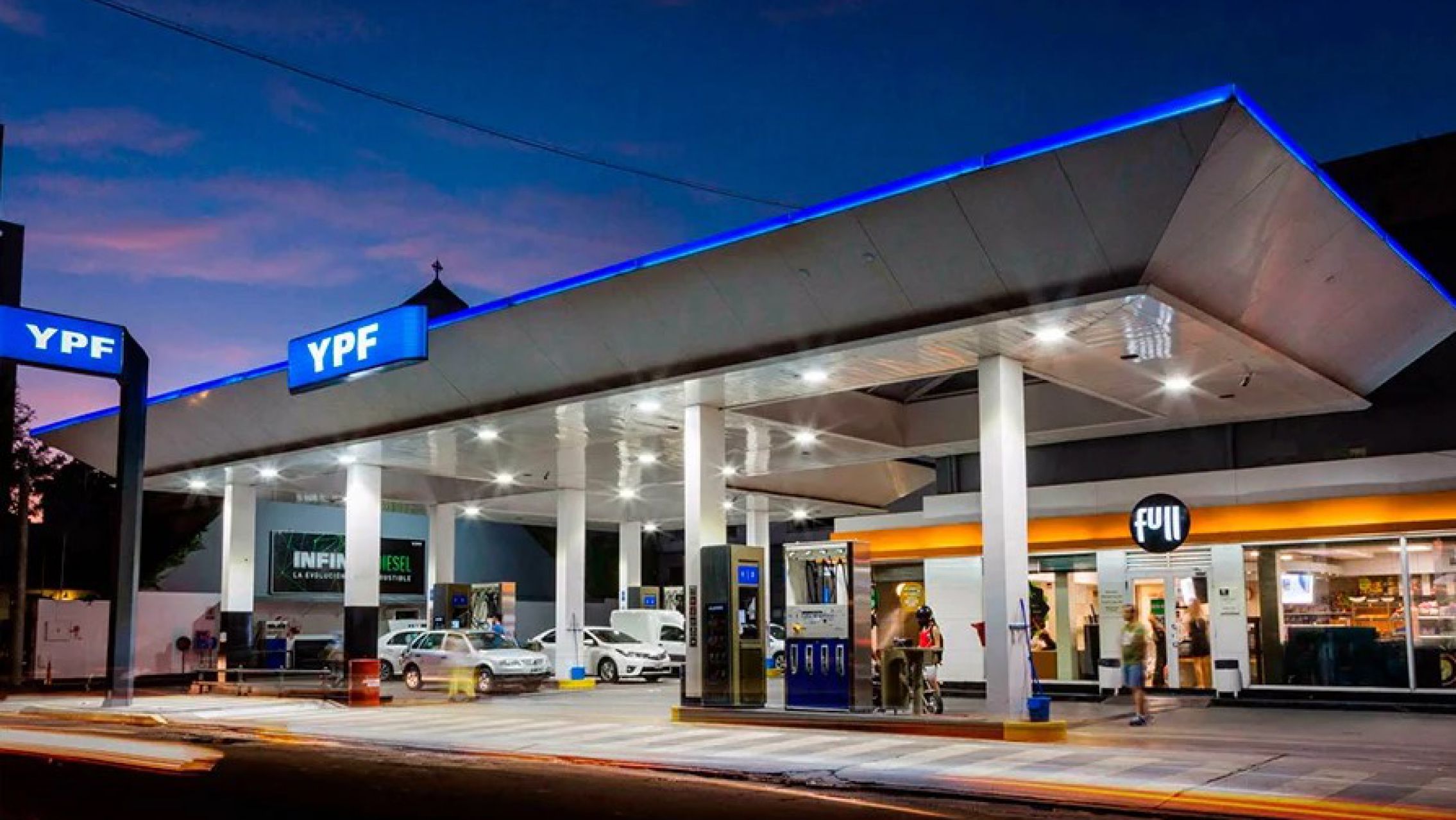 Las petroleras privadas siguieron a YPF y también bajaron el precio del combustible