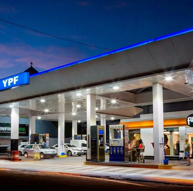 Las petroleras privadas siguieron a YPF y también bajaron el precio del combustible