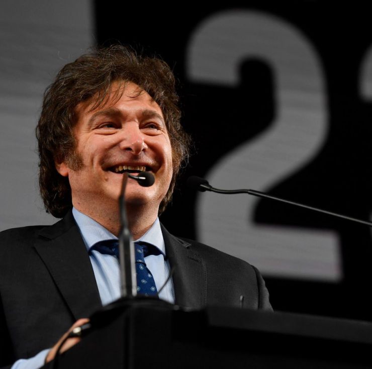 Gobierno refuerza la motosierra para mantener el superávit fiscal