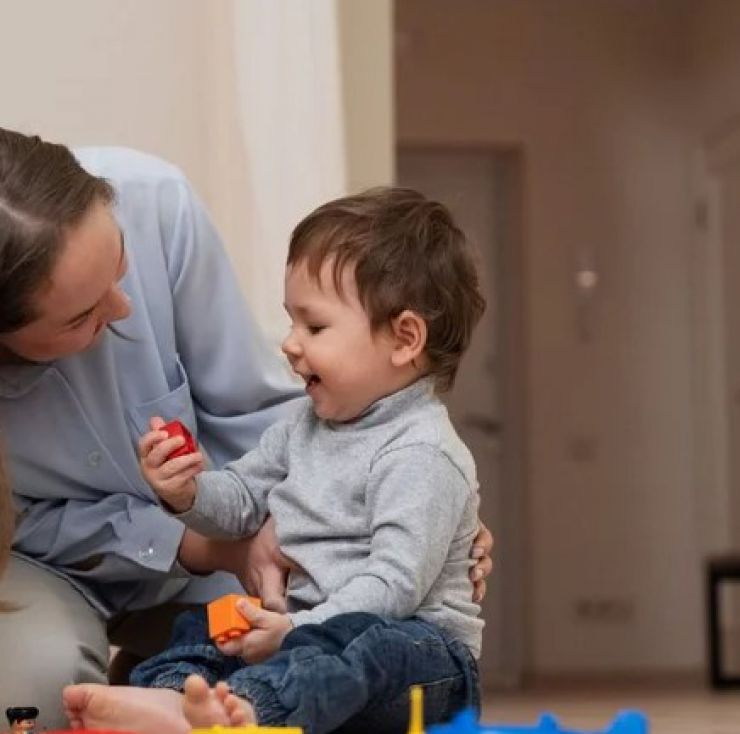 Aumento para niñeras en agosto 2025: cuánto cobrarán por hora y por mes