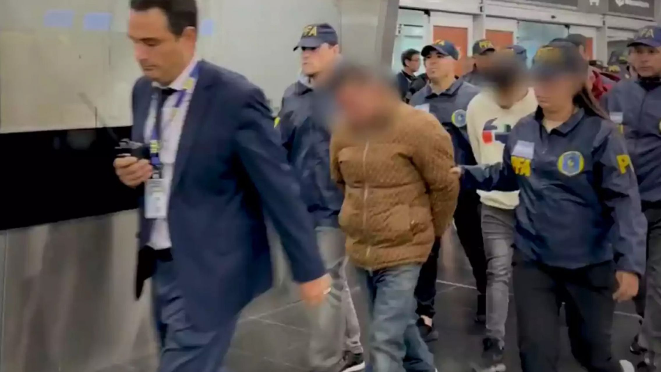 El Gobierno de Milei deportó a cinco peligrosos delincuentes extranjeros