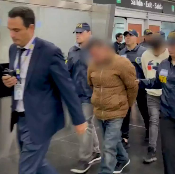 El Gobierno de Milei deportó a cinco peligrosos delincuentes extranjeros