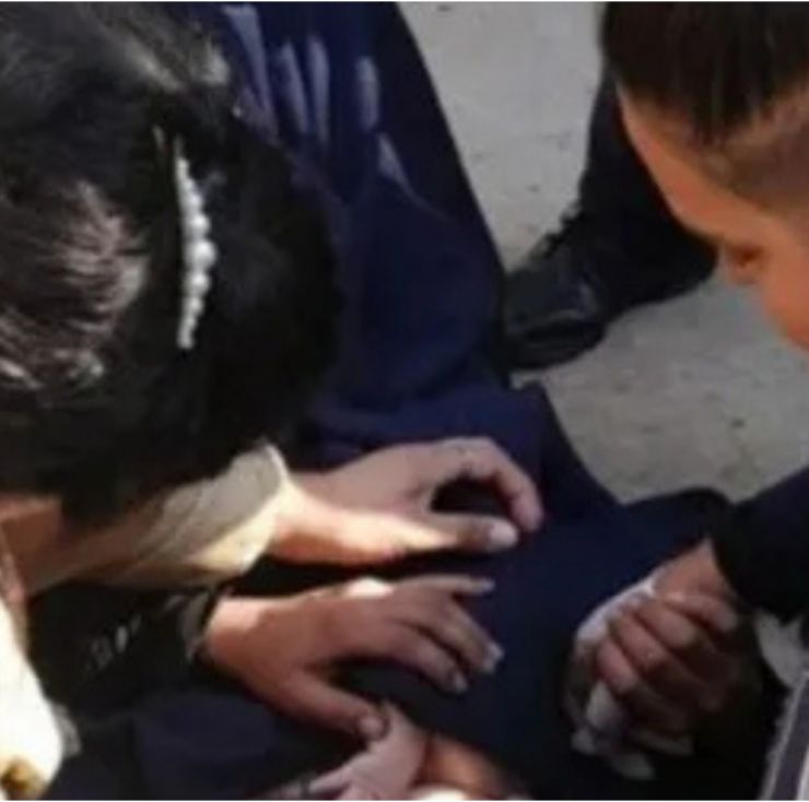 Milagro en una plaza: mujer dio a luz y policías se vistieron de héroes