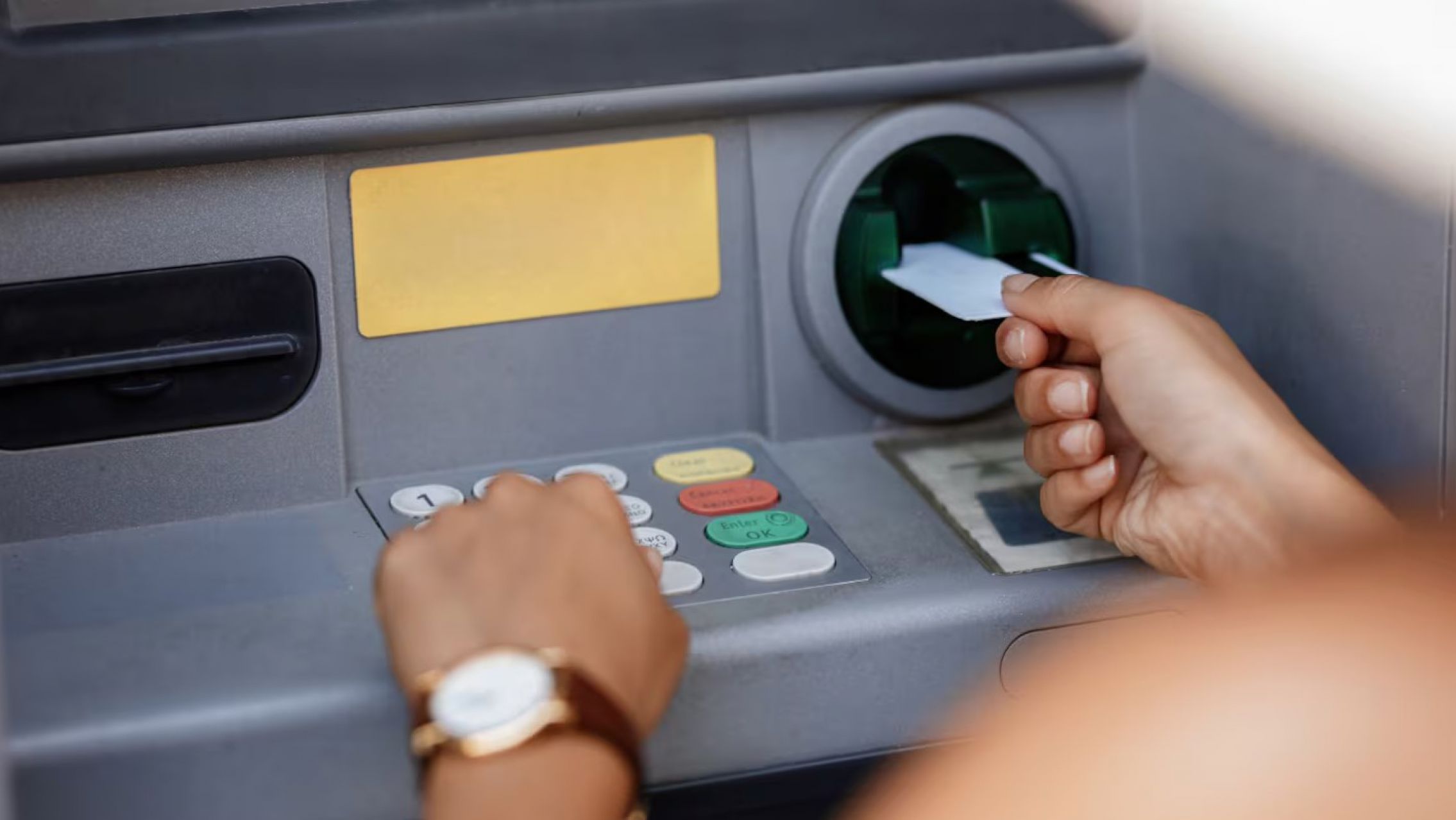 El error que sí o sí debés evitar al sacar dinero del cajero automático