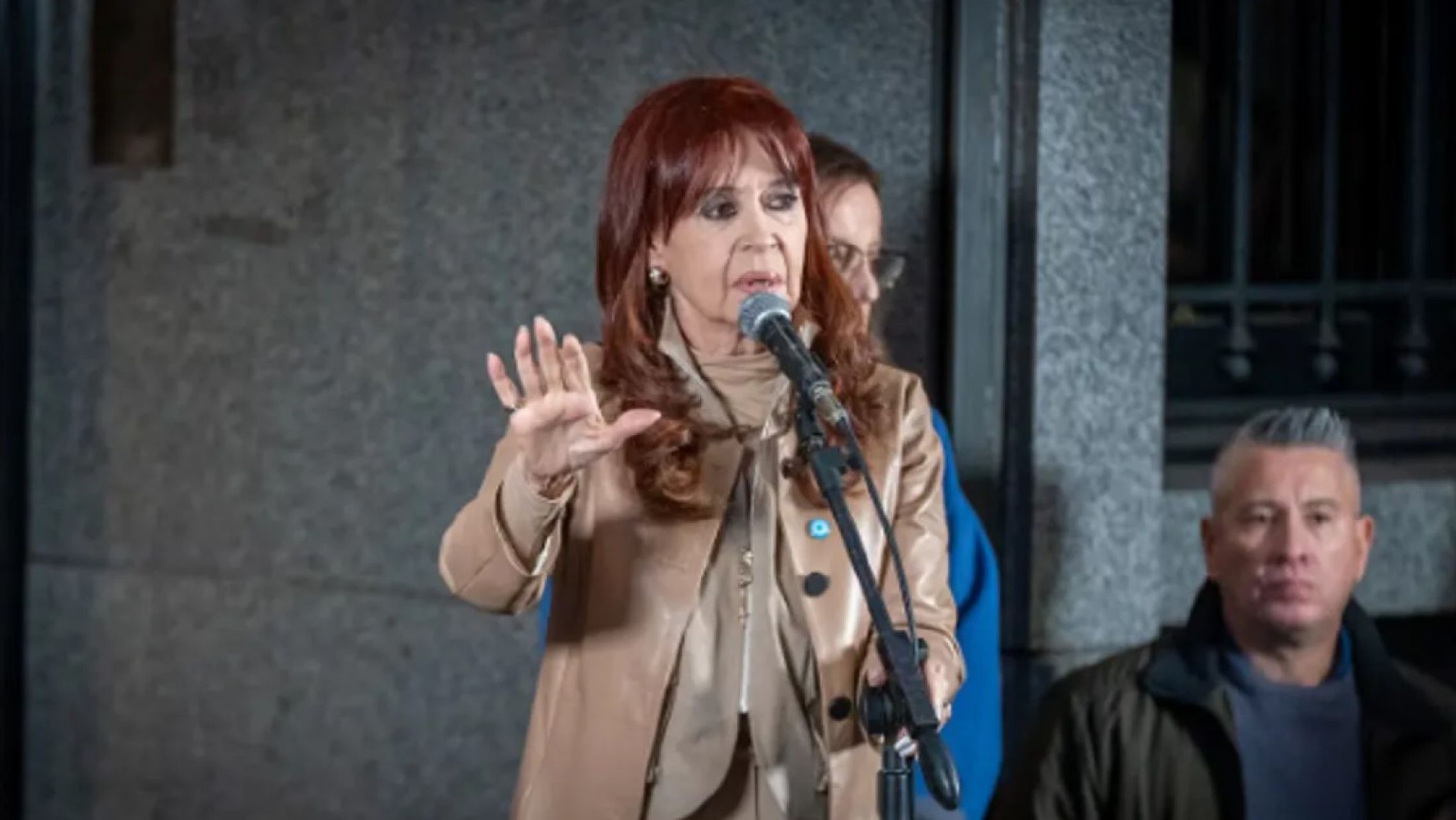 Qué es "íleo postoperatorio", el cuadro por el que quedó internada Cristina Kirchner