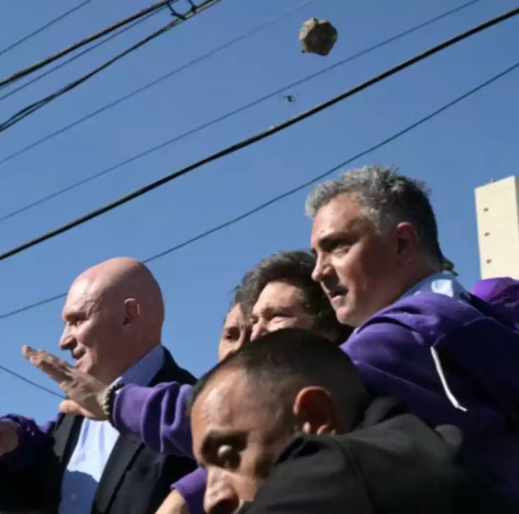 La Justicia procesó al terrorista que apedreó a Javier Milei en la caravana