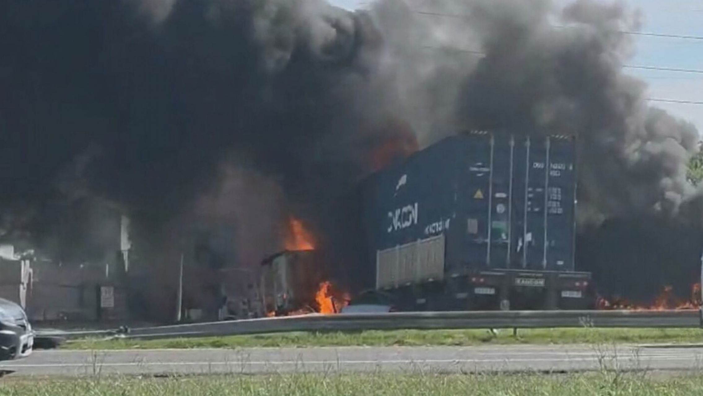 Dos camiones chocaron y se incendiaron: hay cinco muertos