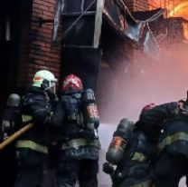 Terrible incendio con llamas de 12 metros: hay un herido grave