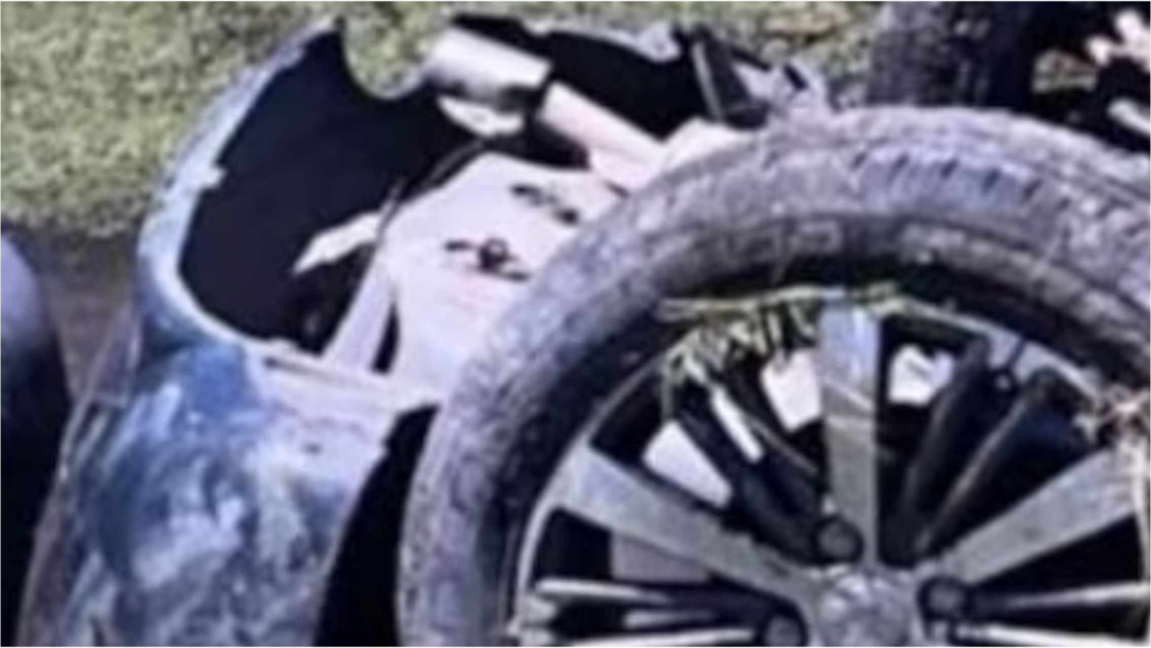 Robó un auto, se fugó por la ruta y terminó volcado en un canal