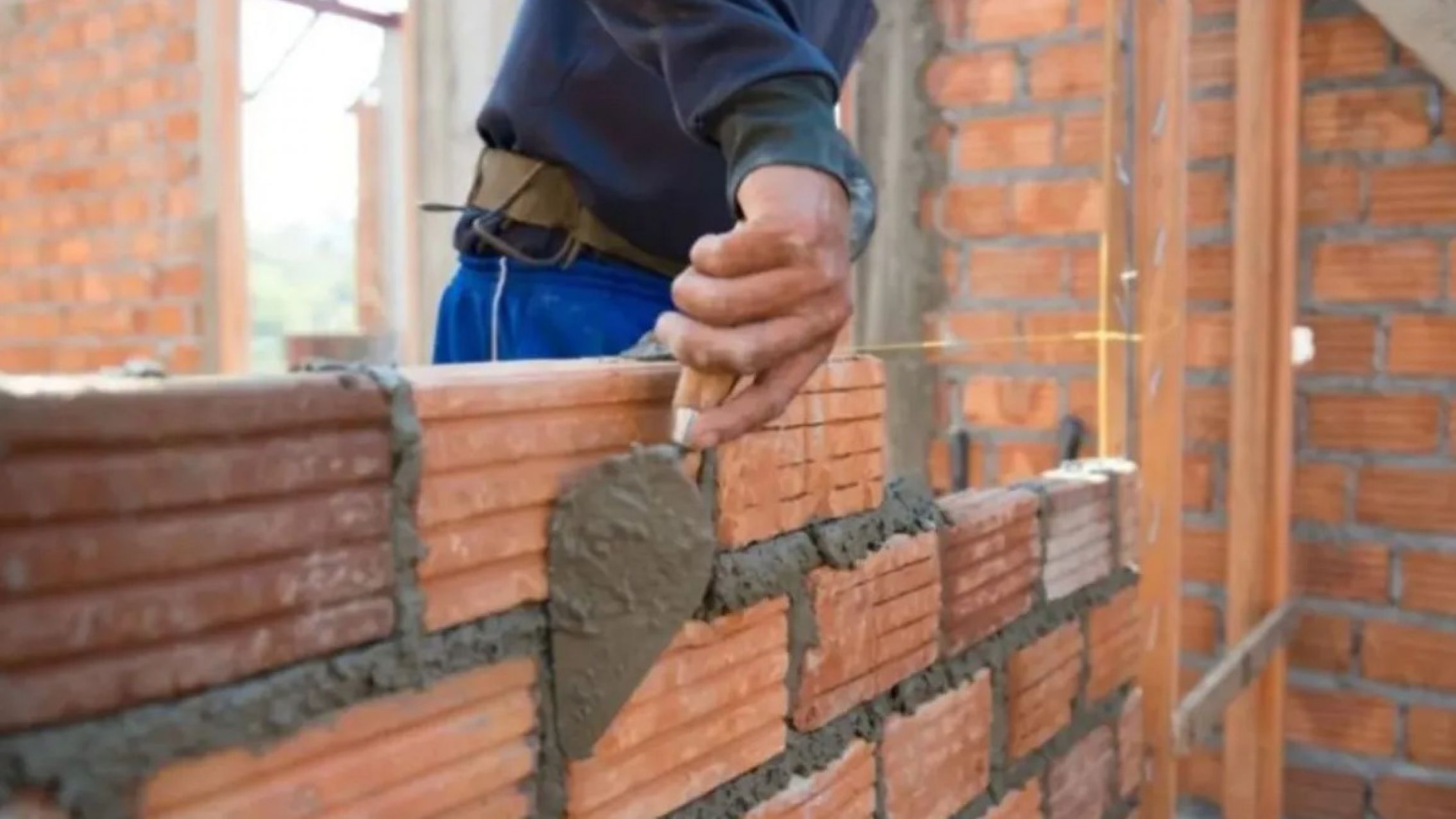 UOCRA cerró un nuevo acuerdo salarial: subas acumulativas y sumas fijas