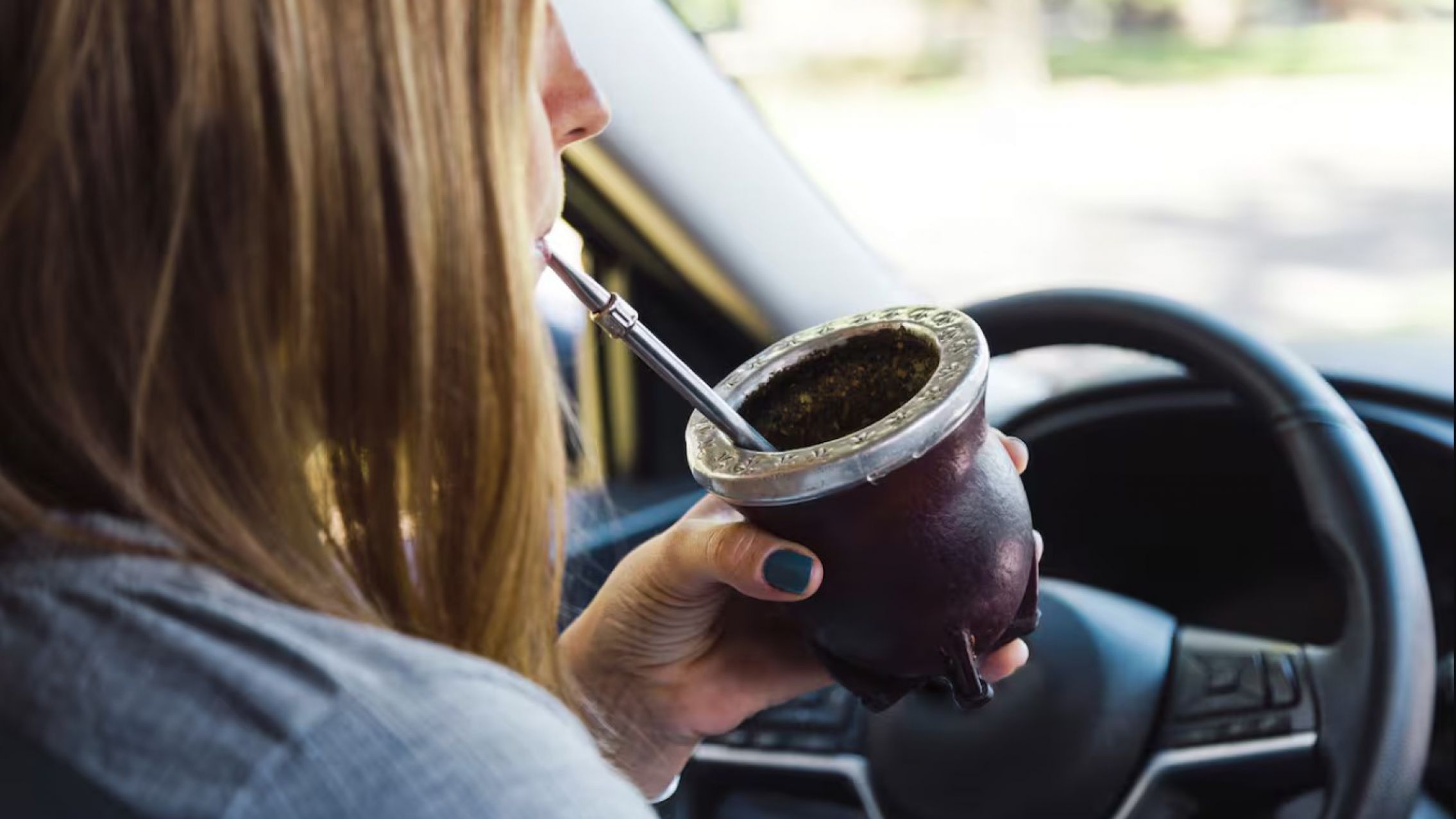 Te puede salir carísimo: cuánto cobran por manejar tomando mate