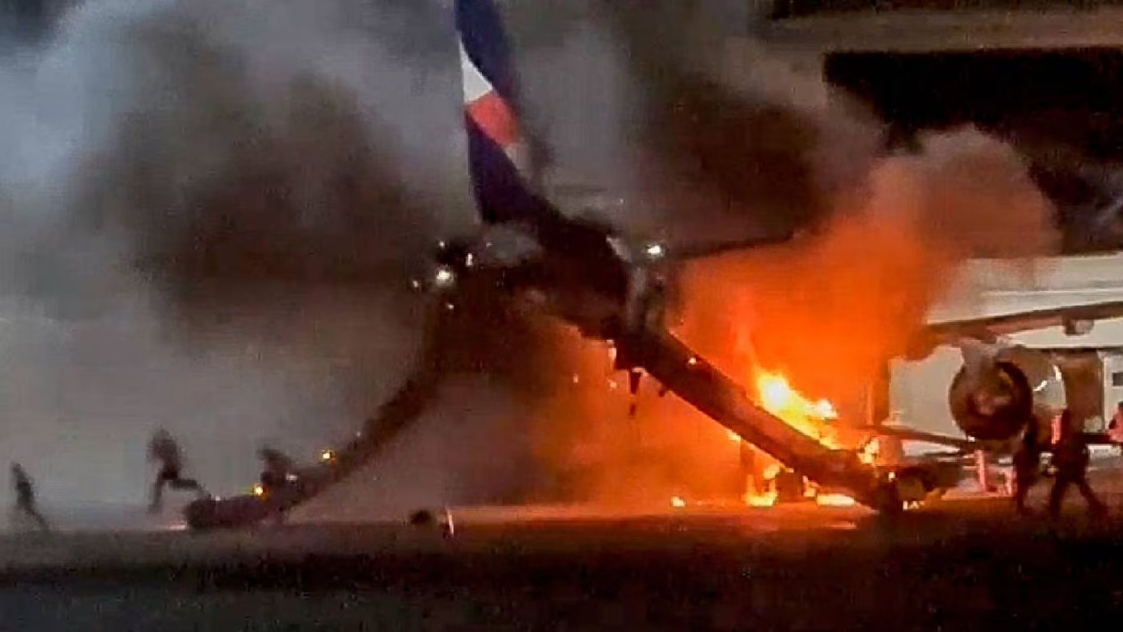 Un incendio desató una evacuación de emergencia de un avión listo para despegar