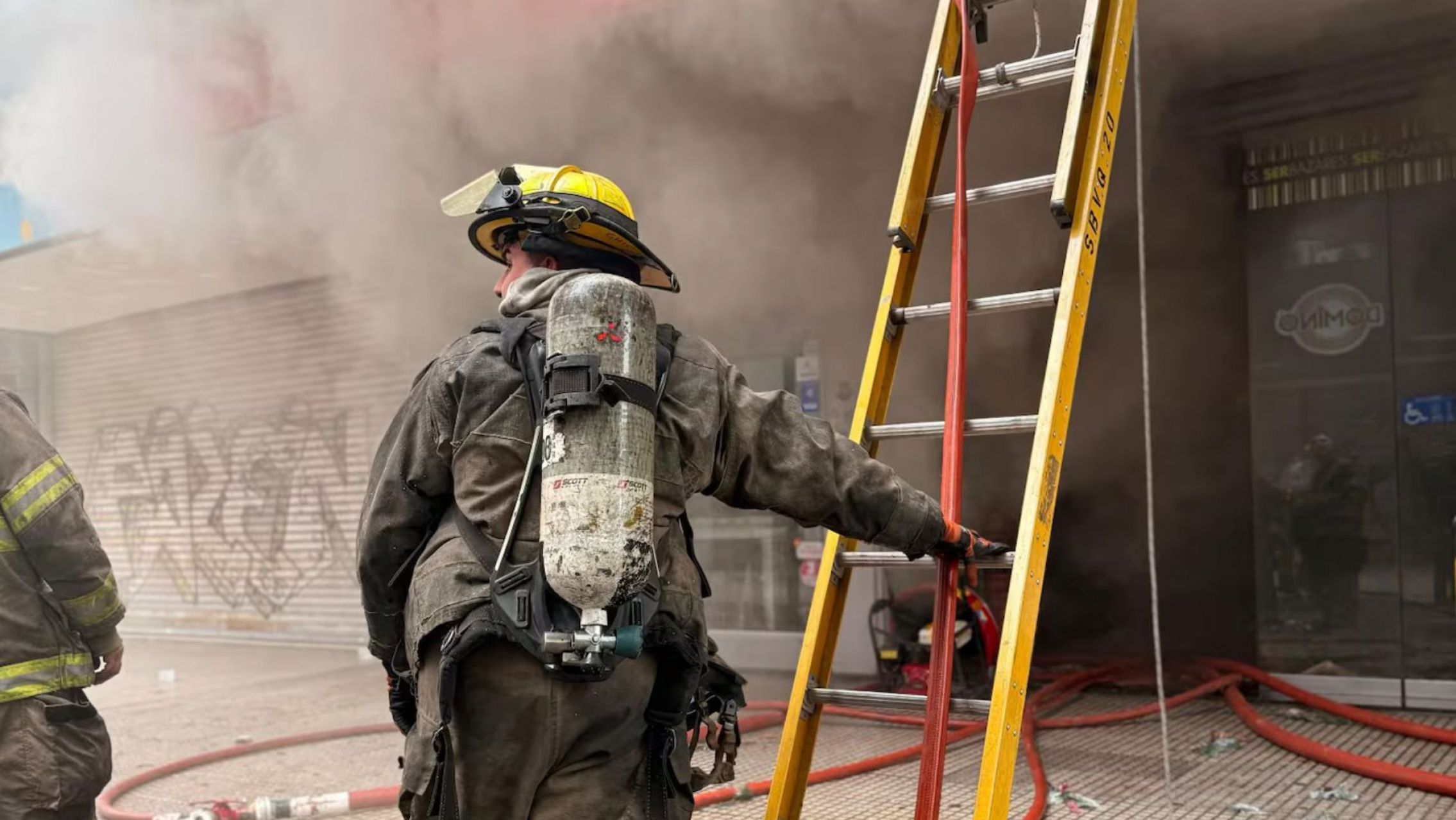 Incendio en un local: se prendió fuego un depósito y evacuaron comercios