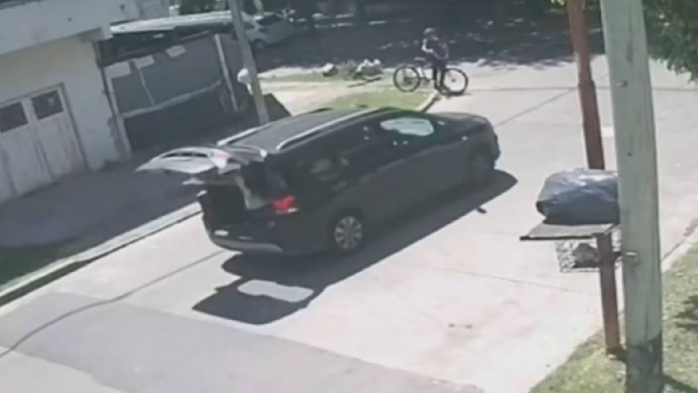 Ladrones le robaron el auto a una mujer y la llevaron en el baúl por varias cuadras