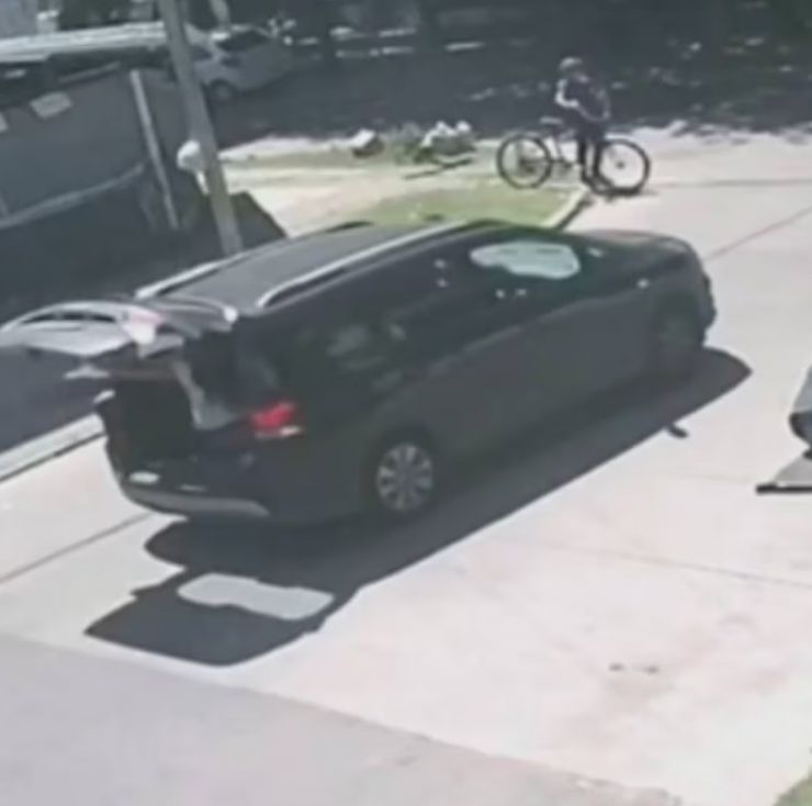 Ladrones le robaron el auto a una mujer y la llevaron en el baúl por varias cuadras