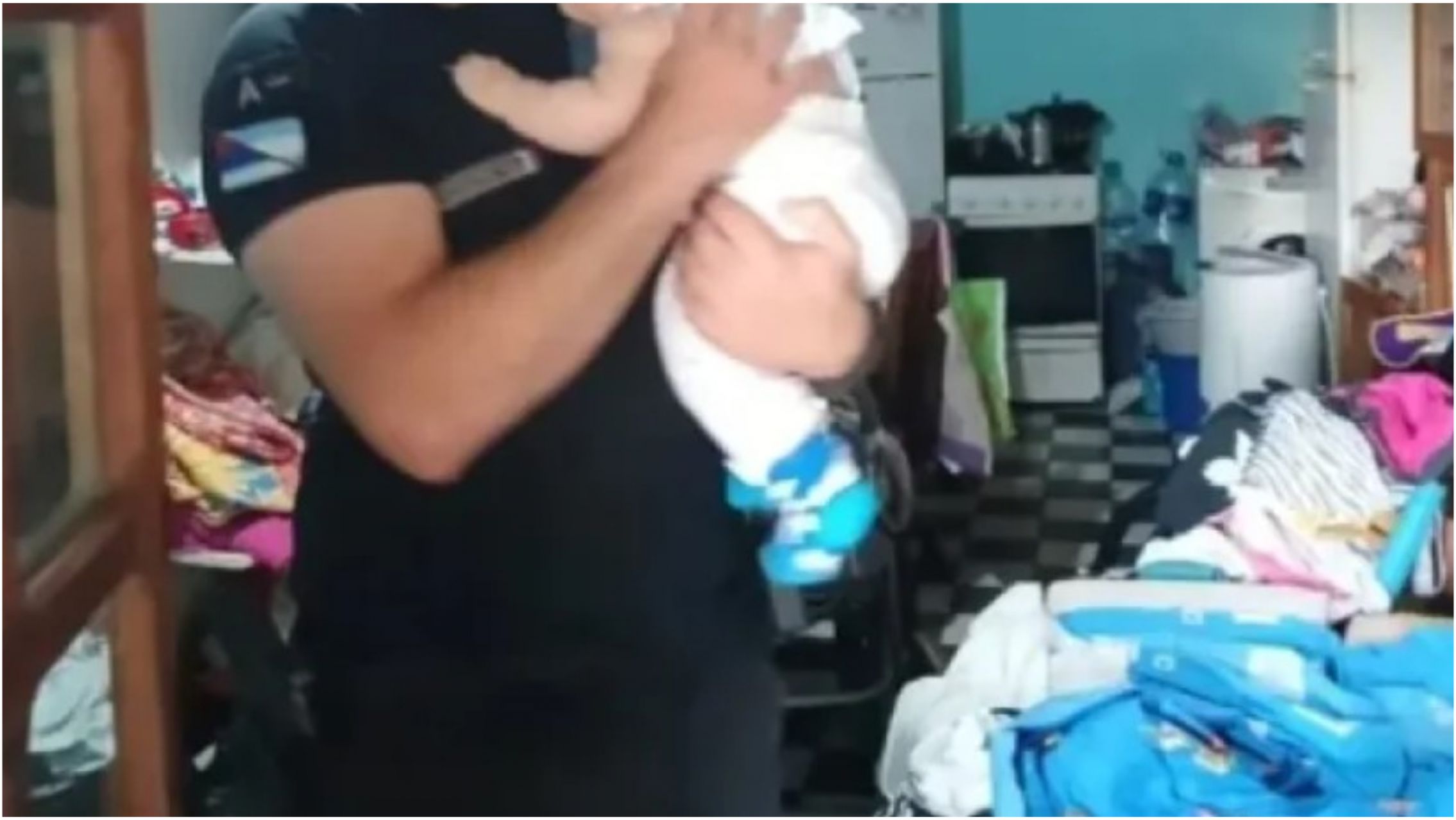 La policía rescató a una beba de 7 meses que quedó sola en una casa