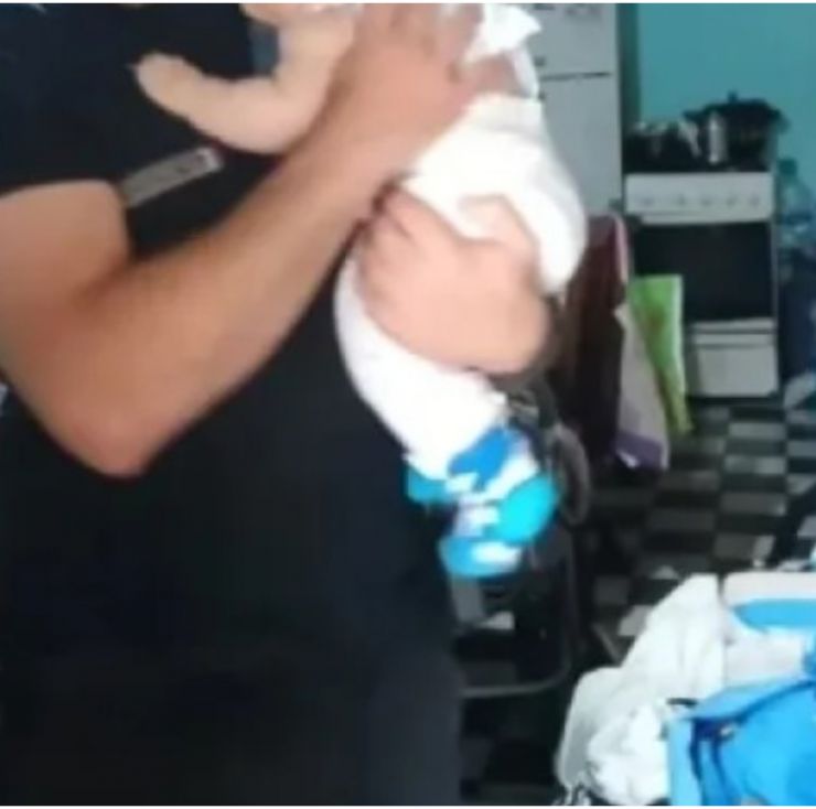 La policía rescató a una beba de 7 meses que quedó sola en una casa