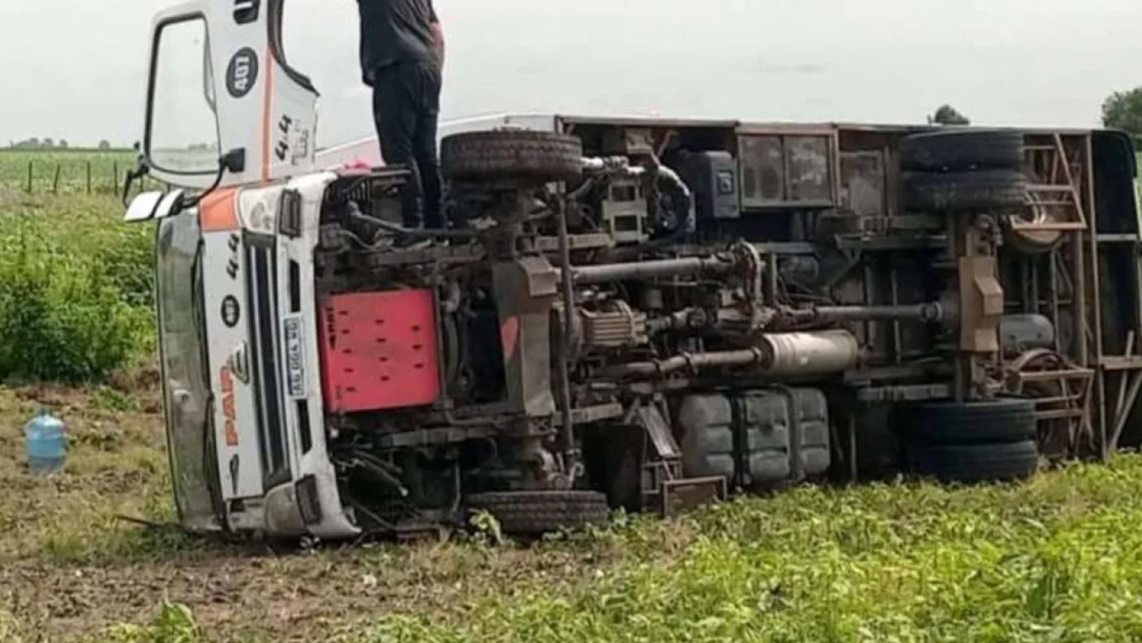 Conmoción total: volcó un vehículo en el que viajaban 18 trabajadores rurales