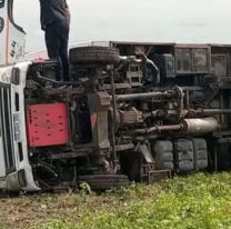 Conmoci&oacute;n total: volc&oacute; un veh&iacute;culo en el que viajaban 18 trabajadores rurales