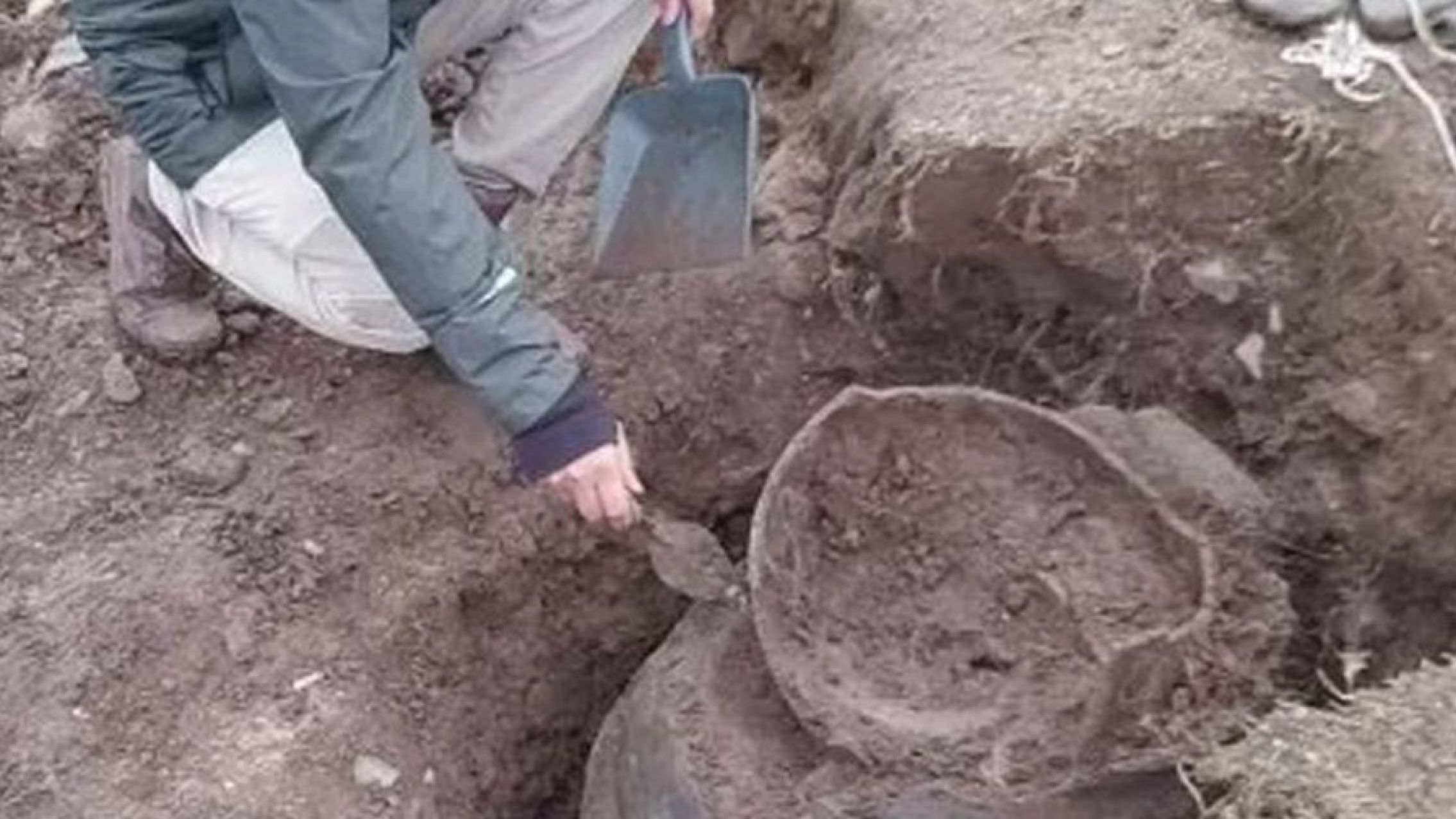 Hallaron restos óseos en una antigua vasija tras una lluvia en el norte