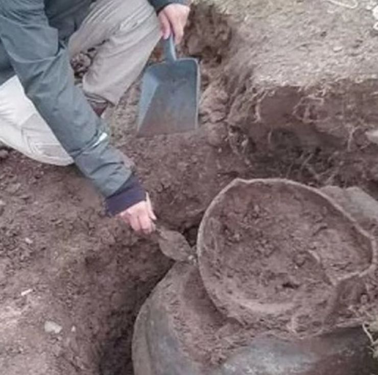 Hallaron restos óseos en una antigua vasija tras una lluvia en el norte