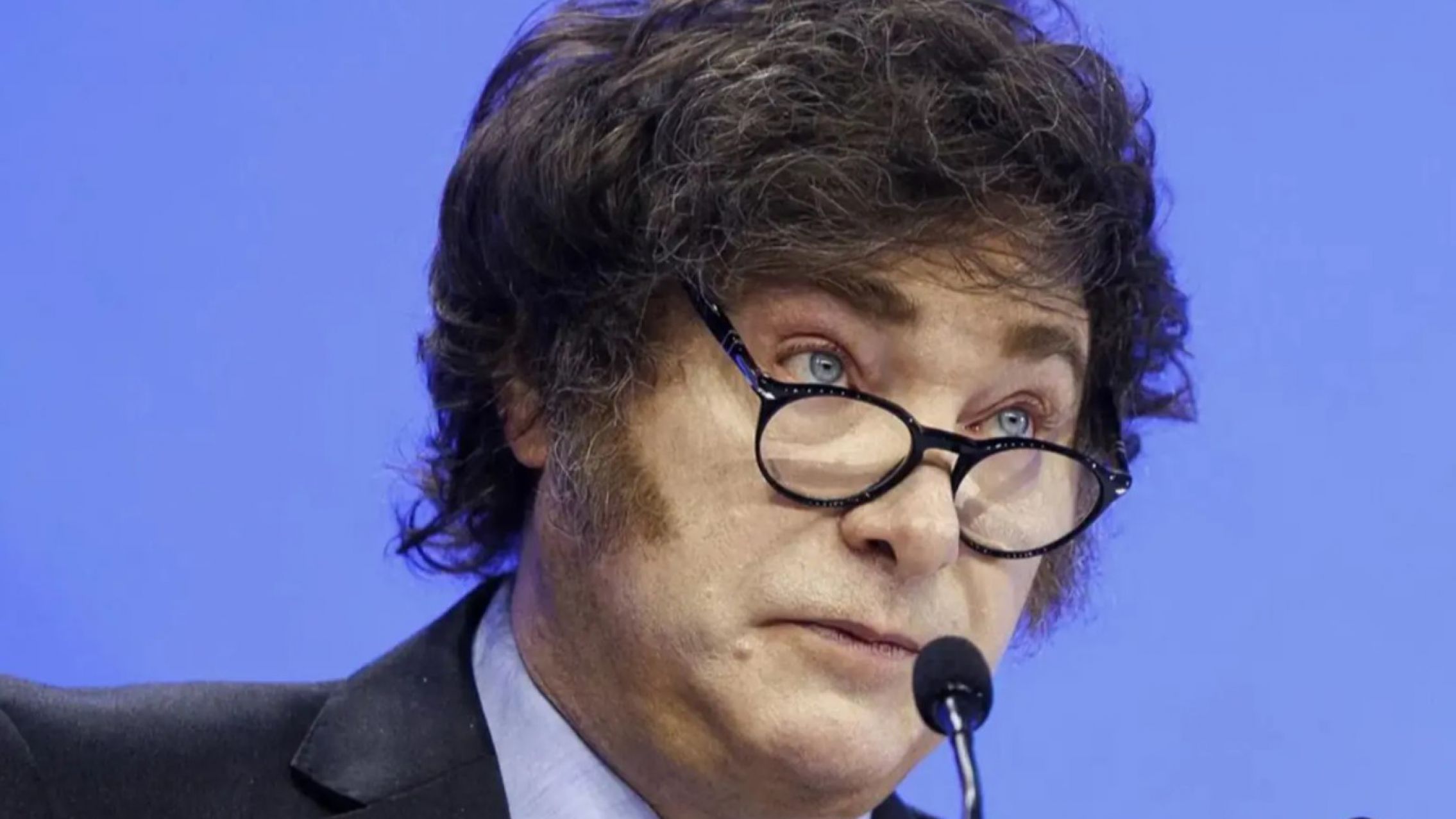 Suben las acciones argentinas y cae el riesgo país tras el discurso de Milei en Davos