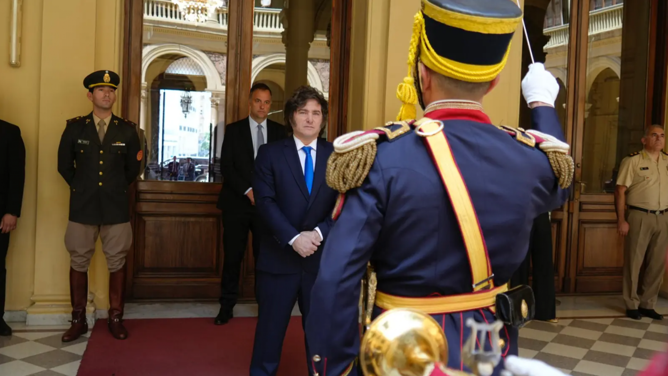 Milei saludó al Regimiento de Granaderos por el aniversario del Combate de San Lorenzo