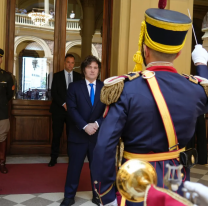 Milei salud&oacute; al Regimiento de Granaderos por el aniversario del Combate de San Lorenzo