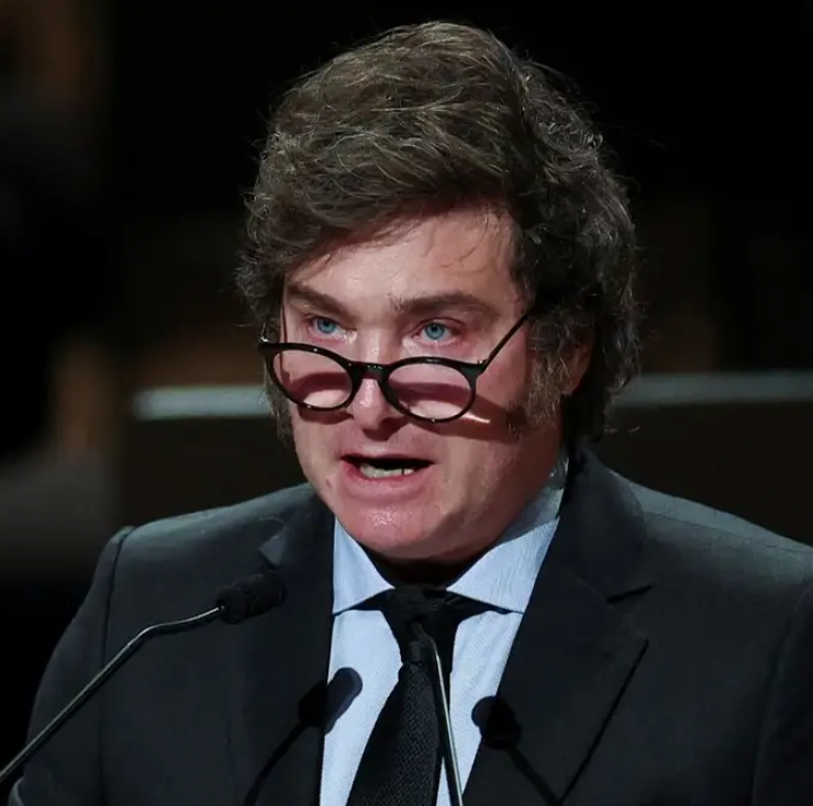 Milei reivindicó la baja de impuestos y la desregulación en una visita a Visa