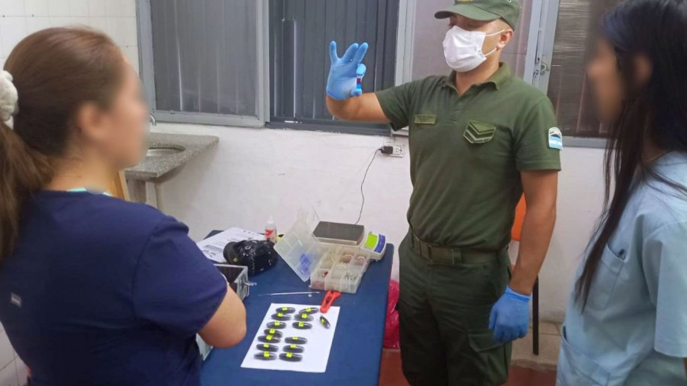 Se tragó 90 cápsulas de droga, convulsionó en un colectivo y terminó detenida