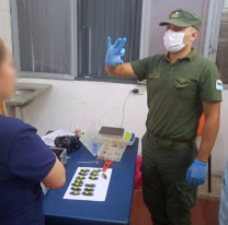 Se tragó 90 cápsulas de droga, convulsionó en un colectivo y terminó detenida