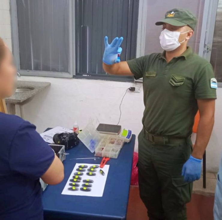 Se tragó 90 cápsulas de droga, convulsionó en un colectivo y terminó detenida