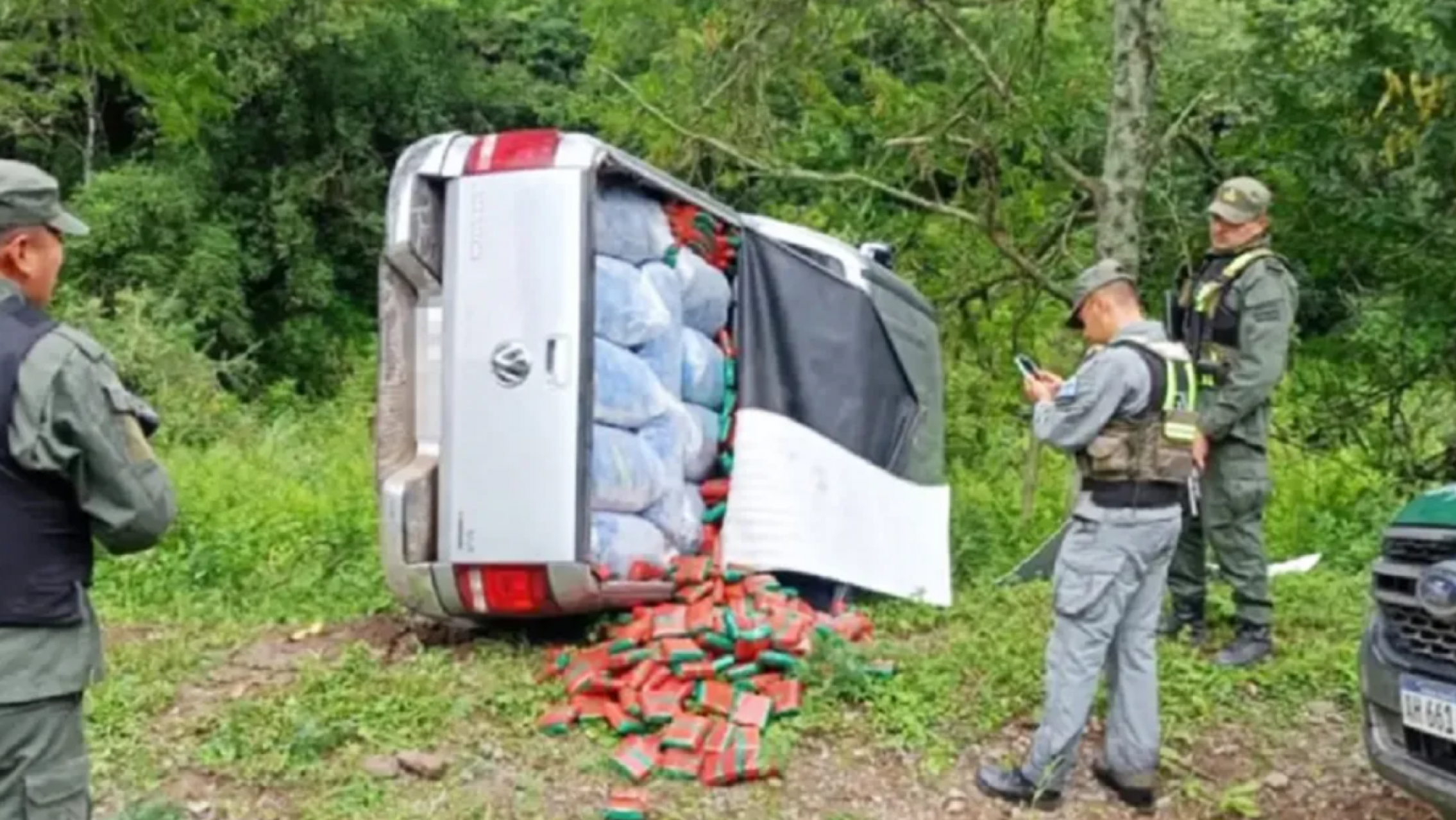 Persecución y vuelco en el norte: Gendarmería secuestró 690 kilos de hojas de coca