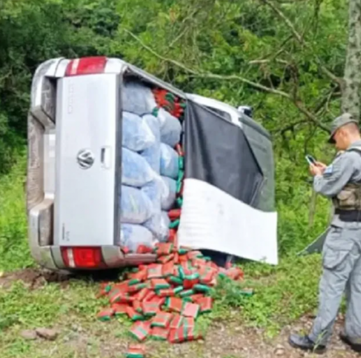 Persecución y vuelco en el norte: Gendarmería secuestró 690 kilos de hojas de coca