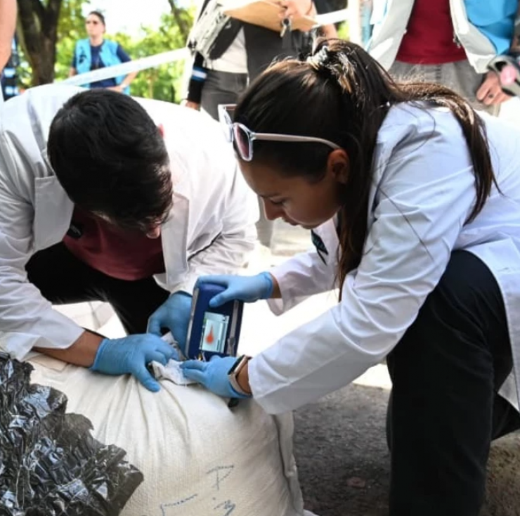 Arrestaron a siete bolivianos por tener 15 kilos de cocaína ocultos en alimentos