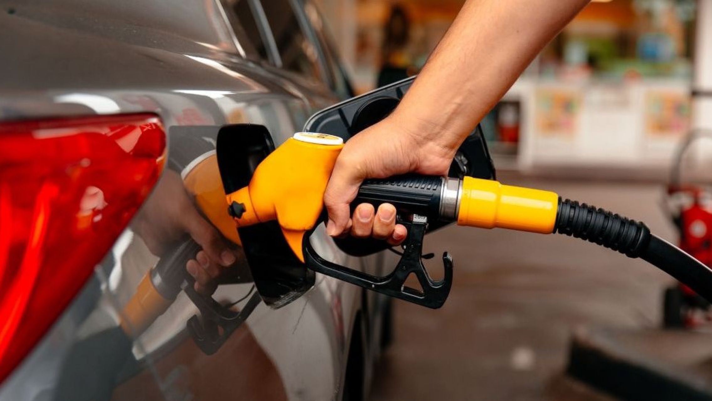 Petróleo, tensión global e impuestos: por qué sigue subiendo la nafta en el país