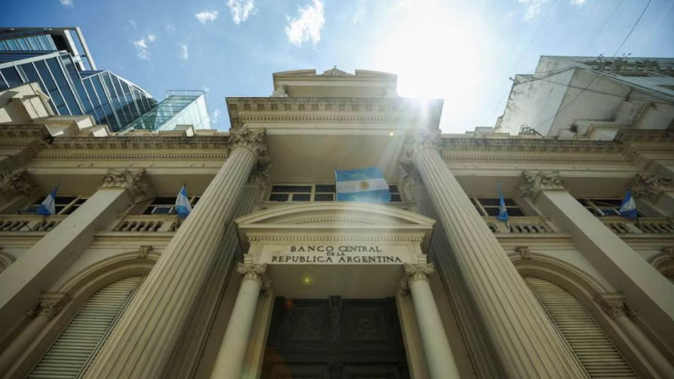 El Banco Central refuerza su poder en el mercado y acelera la acumulación de reservas