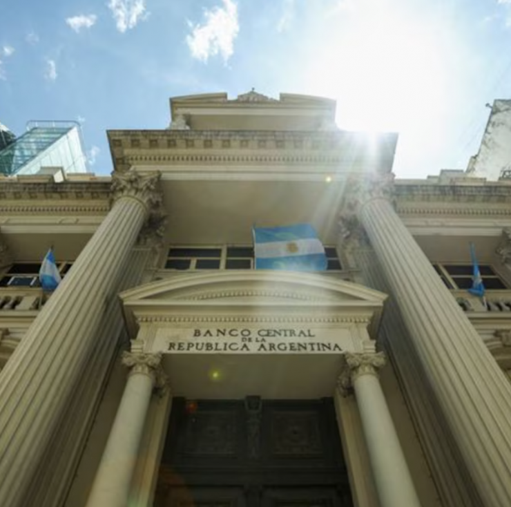 El Banco Central refuerza su poder en el mercado y acelera la acumulación de reservas
