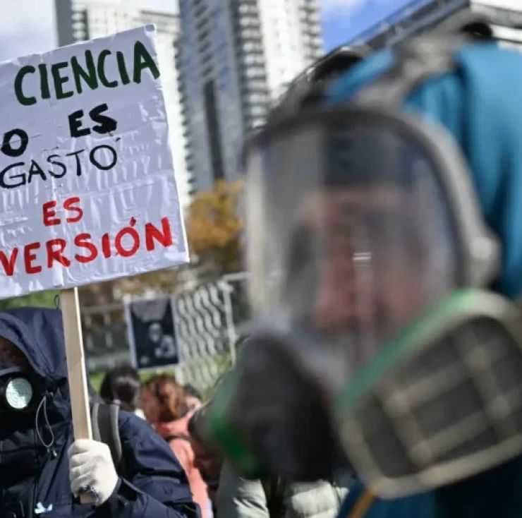 Crisis en la ciencia argentina: el legado de Houssay choca con el ajuste y la falta de rumbo