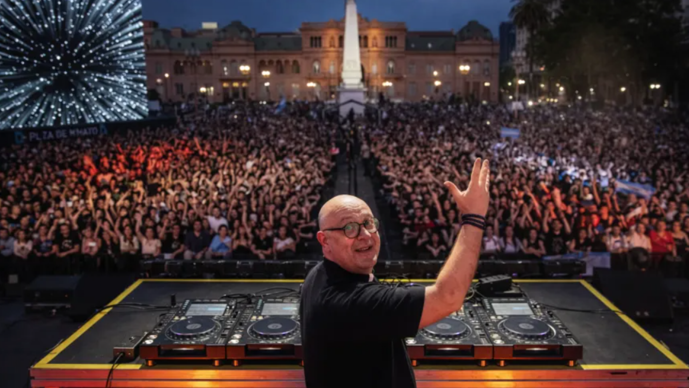 Plaza de Mayo se llenó en un homenaje al Papa Francisco con el padre Guilherme