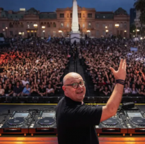 Plaza de Mayo se llen&oacute; en un homenaje al Papa Francisco con el padre Guilherme
