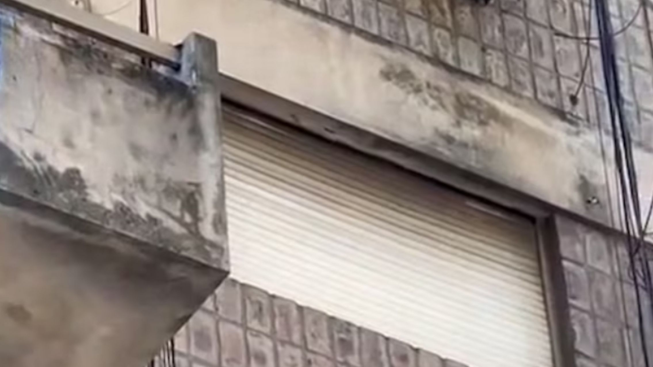 Se desplomó desde un cuarto piso y el capot de un patrullero le salvó la vida