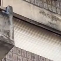Se desplom&oacute; desde un cuarto piso y el capot de un patrullero le salv&oacute; la vida