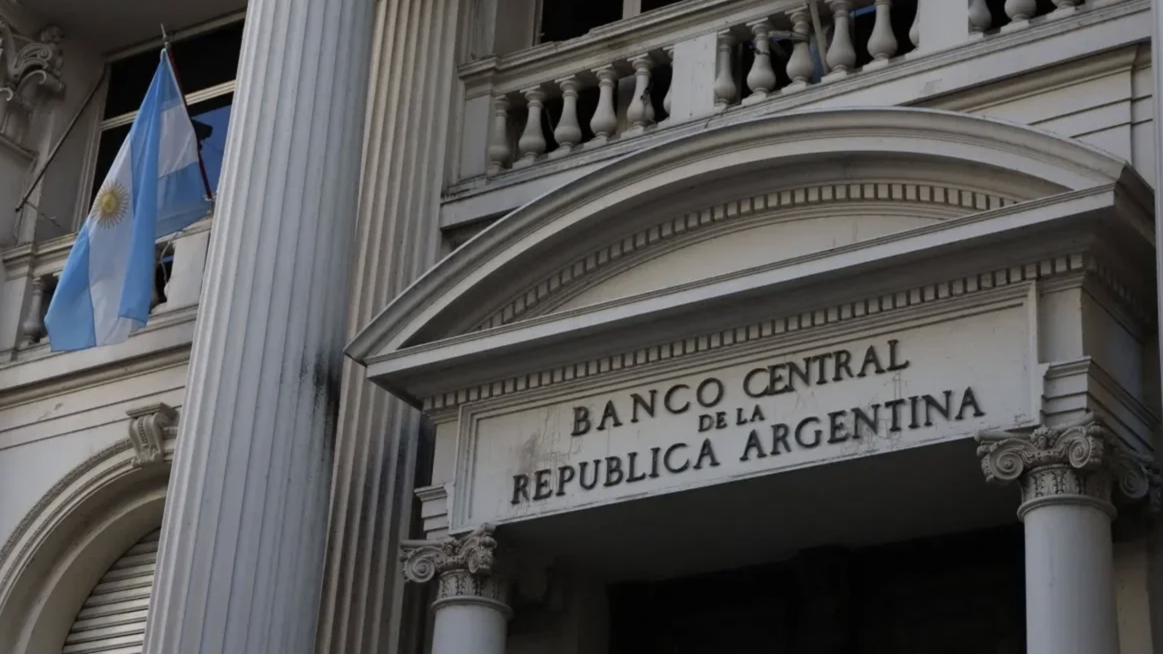 El BCRA compró casi USD 2.600 millones en mayo y quedó cerca de la meta anual de reservas