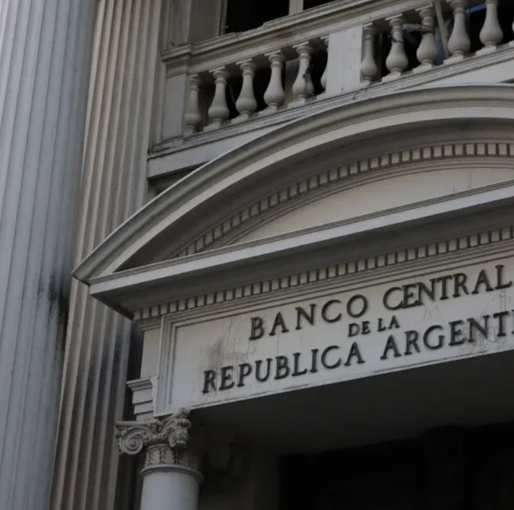 El BCRA compró casi USD 2.600 millones en mayo y quedó cerca de la meta anual de reservas